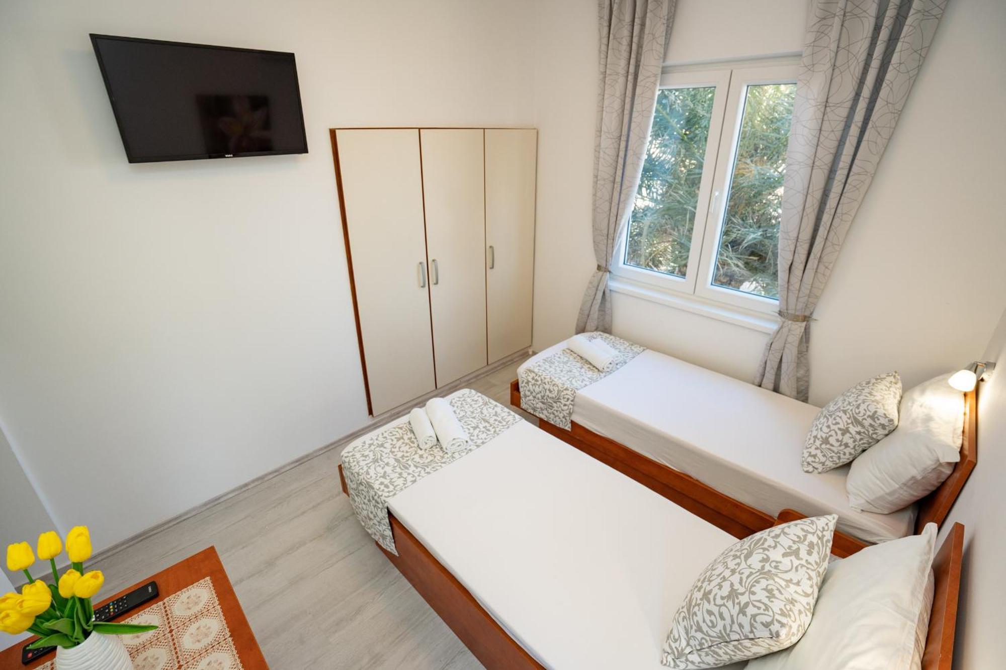 Pool Mansion Magnolia - Comfort Rooms Novalja Bagian luar foto